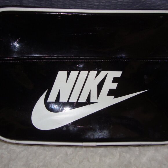 Vintage Nike Patent Leather look Black & White Messenger Gym Bag - Picture 13 of 13